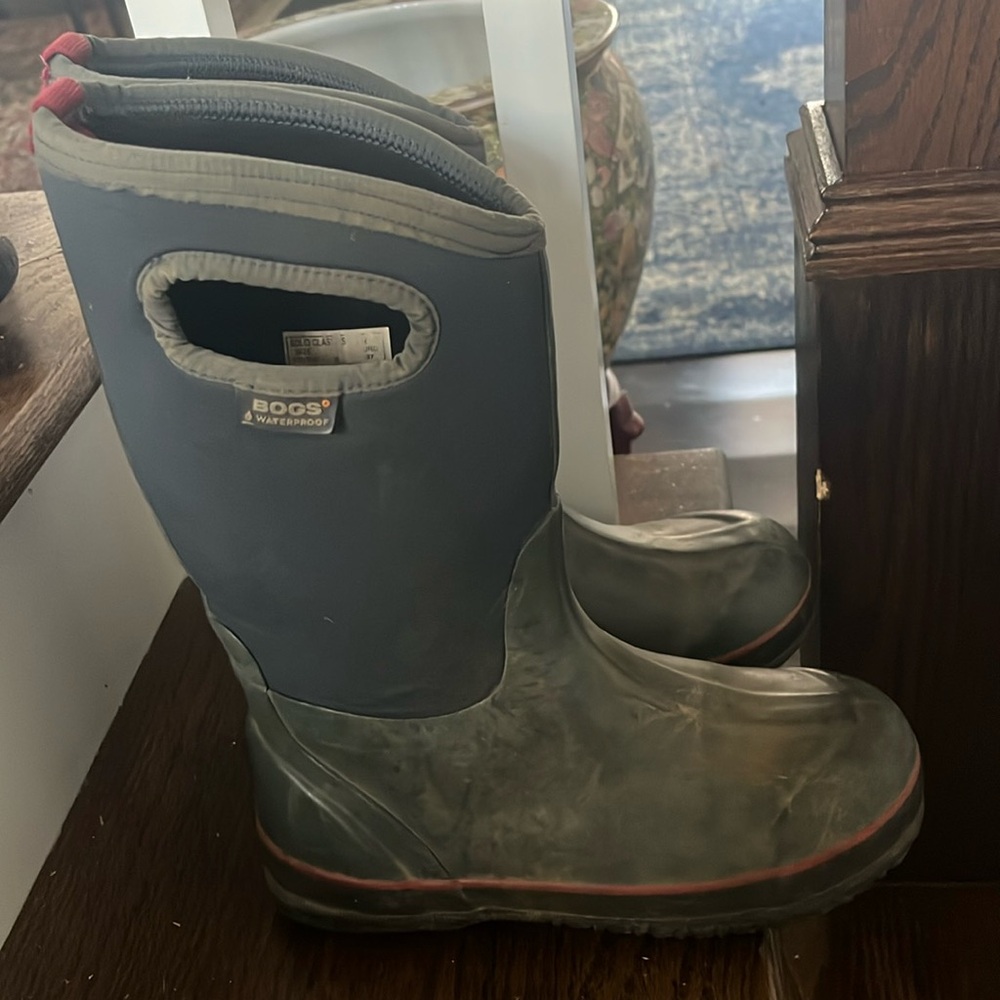 Bogs boots youth size 4